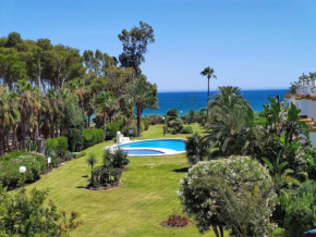 BEACHFRONT Spacious House with Pools, Bathtubs, Garden, Sea View